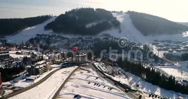 冬季山岭滑雪场的鸟瞰图。 近山的天空中的气球。